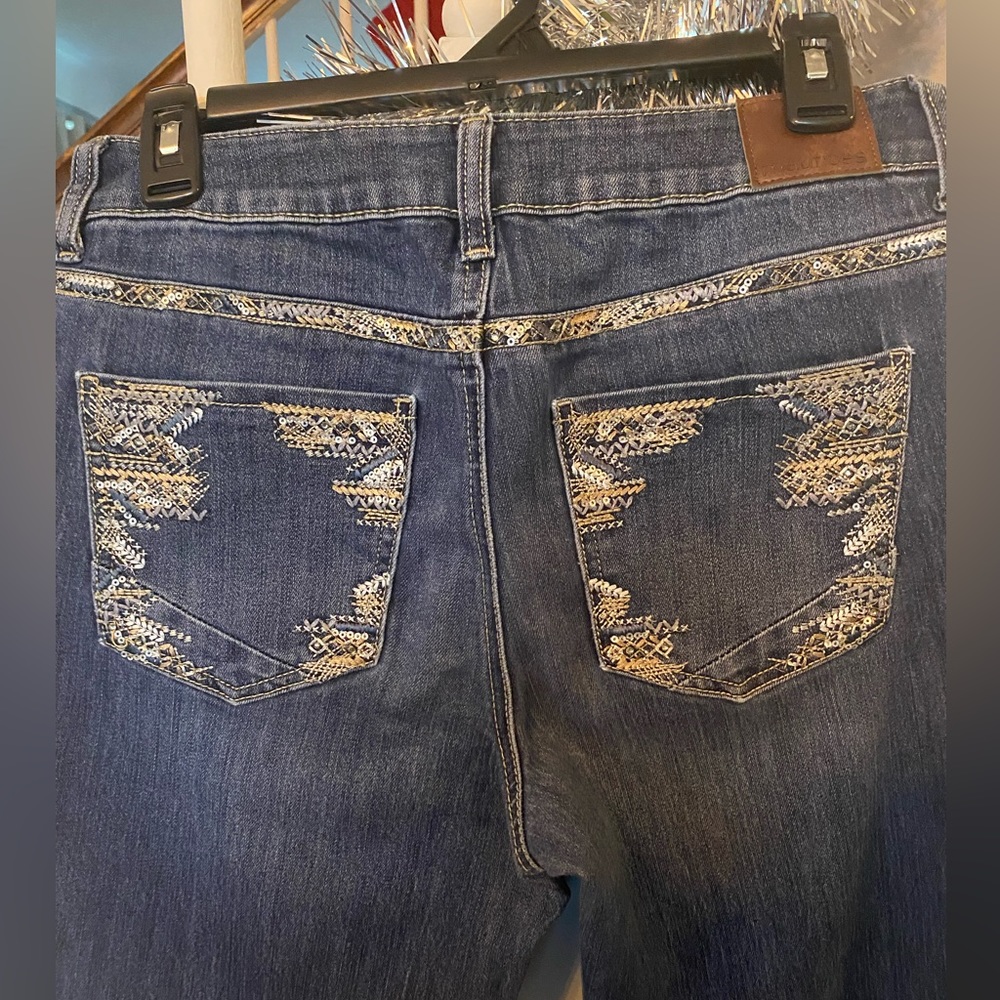Maurices Women’s Jeans size 8 - detailed back pockets